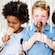 Tres niños comiendo gelato en conos de waffle